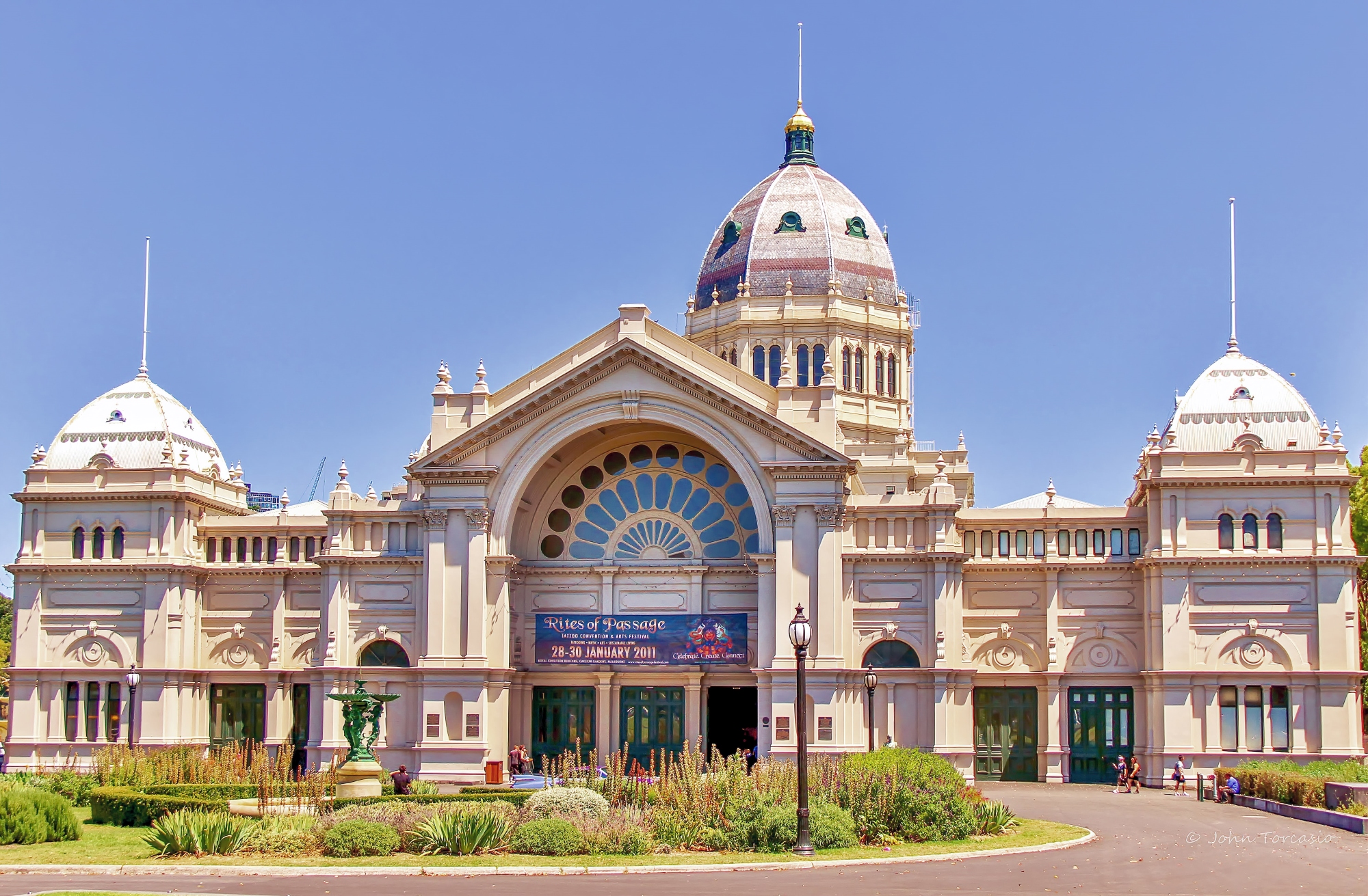 王立展示館とカールトン庭園