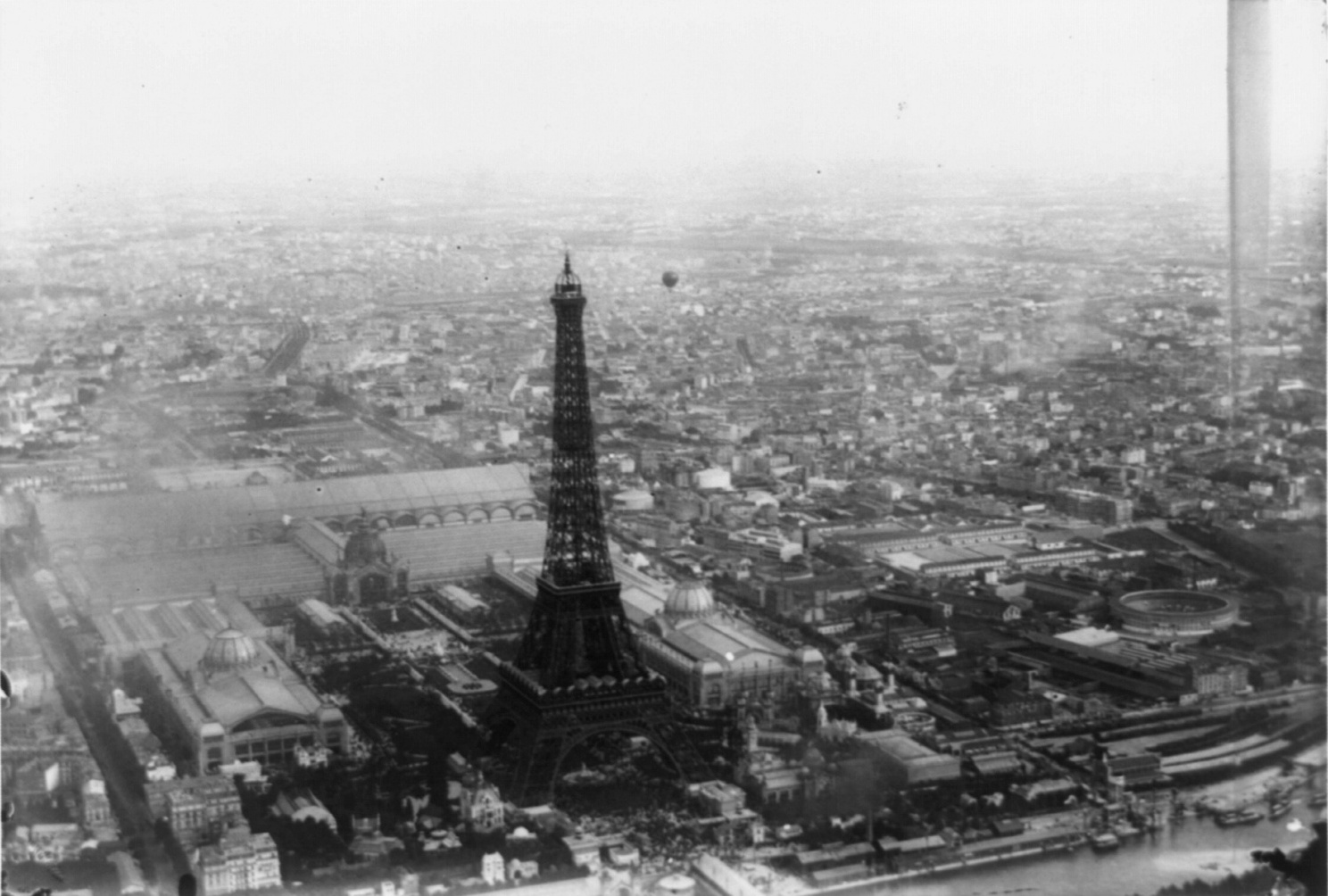 1889年のパリ万博開催中のエッフェル塔