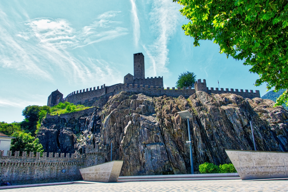 ベリンツォーナ旧市街にある三つの城、城壁と要塞群