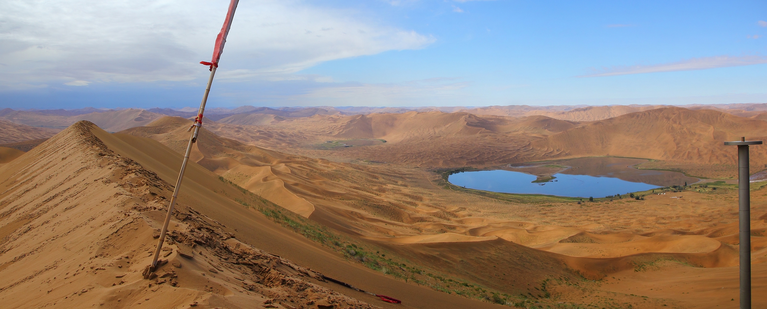 バダインジャラン砂漠：砂の塔と湖群
