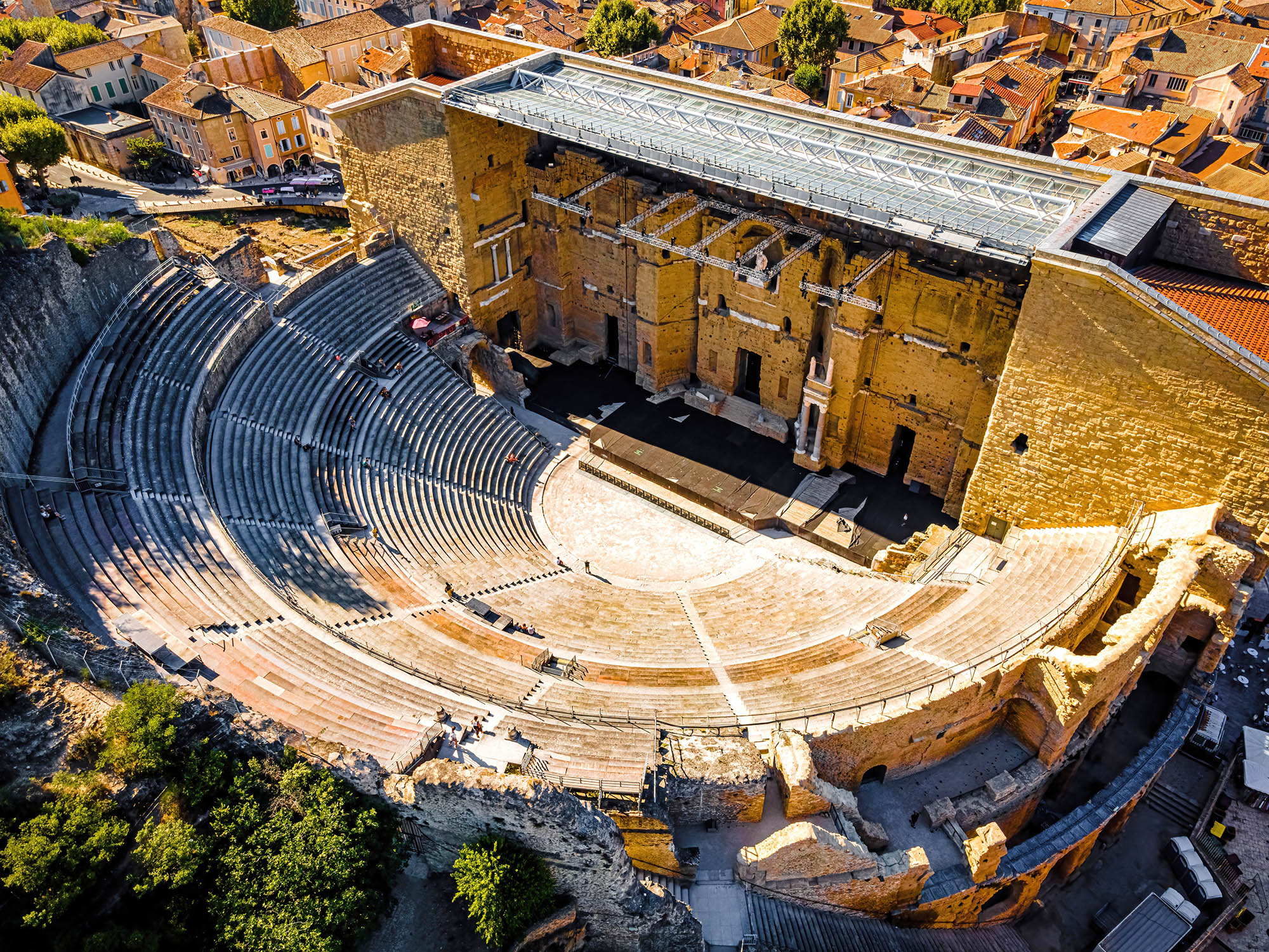 オランジュの凱旋門、ローマ劇場とその周辺