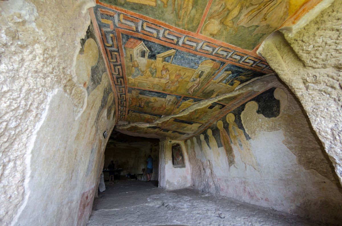 天井と壁に描かれたフレスコ画が残る聖母マリア教会
