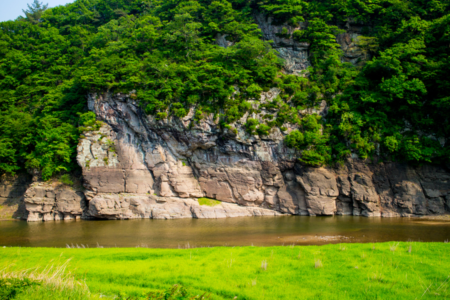 盤亀川沿いの岩面彫刻群