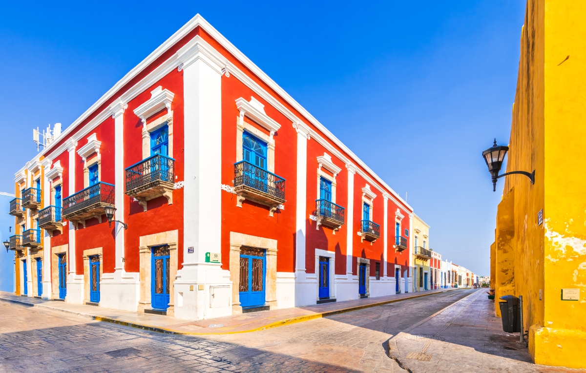 旧市街にはカラフルに塗られた建物が多い