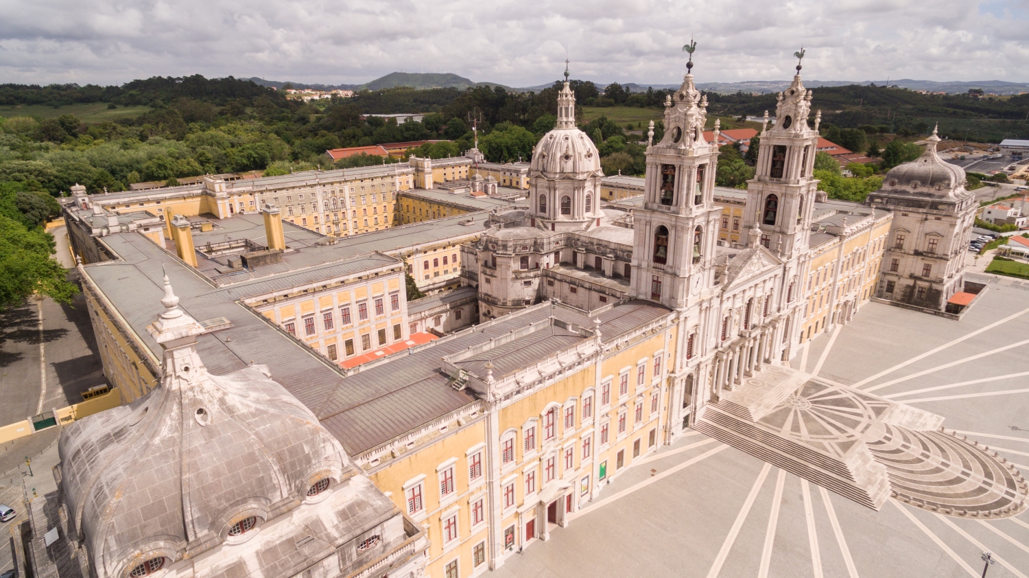 マフラの王家の建物：宮殿、バシリカ、女子修道院、セルコ庭園、狩猟公園（タパダ）