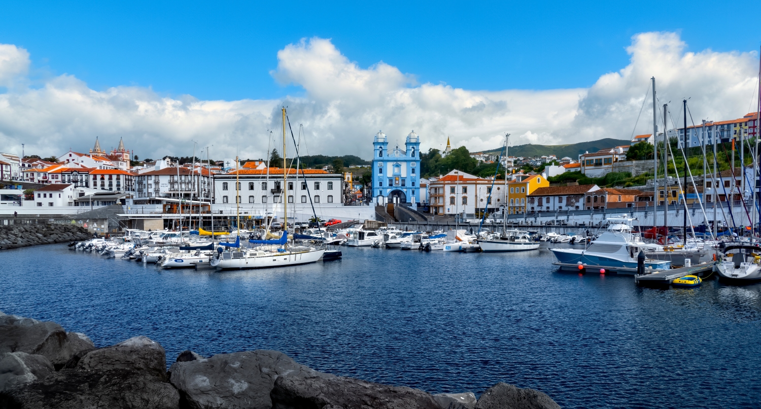アゾレス諸島の港町アングラ・ド・エロイズモ
