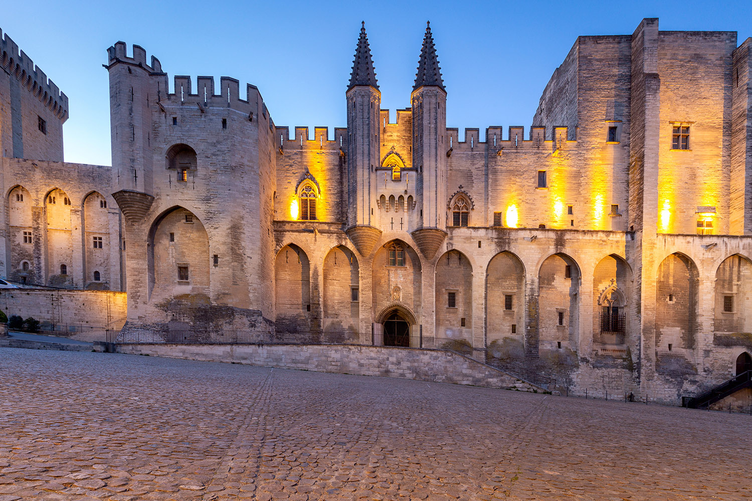 アヴィニョンの歴史地区：教皇庁宮殿、司教の建造物群、アヴィニョンの