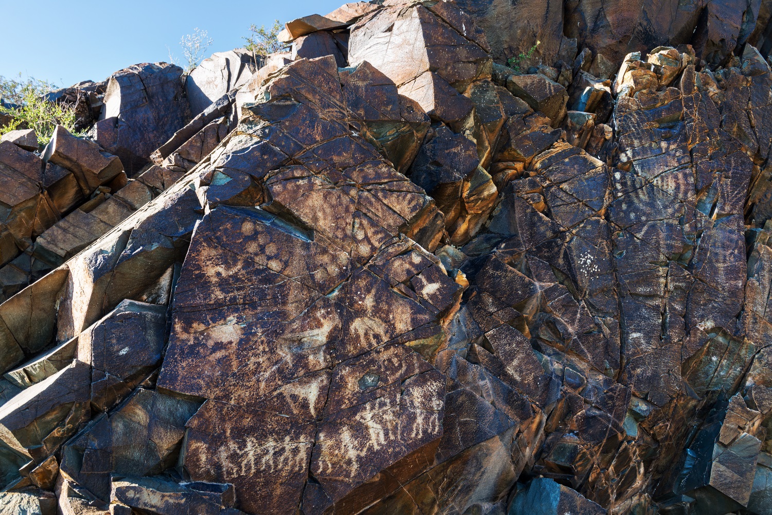 タンバリの考古的景観にある岩絵群