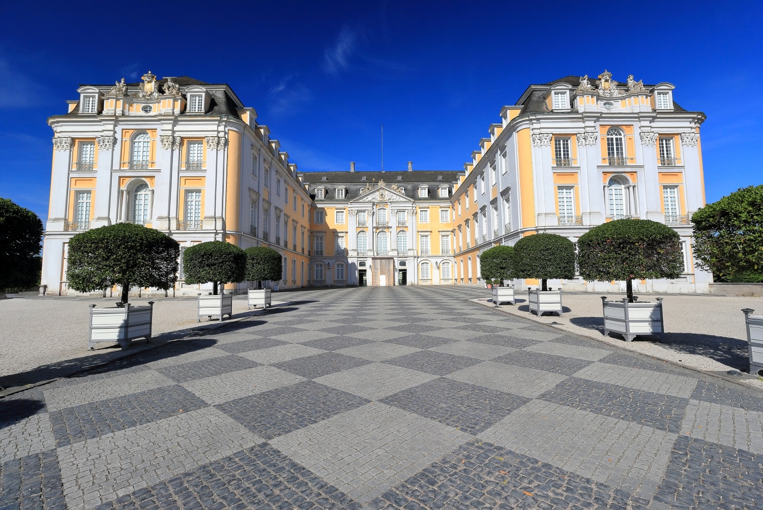 ブリュールのアウグストゥスブルク城と別邸ファルケンルスト