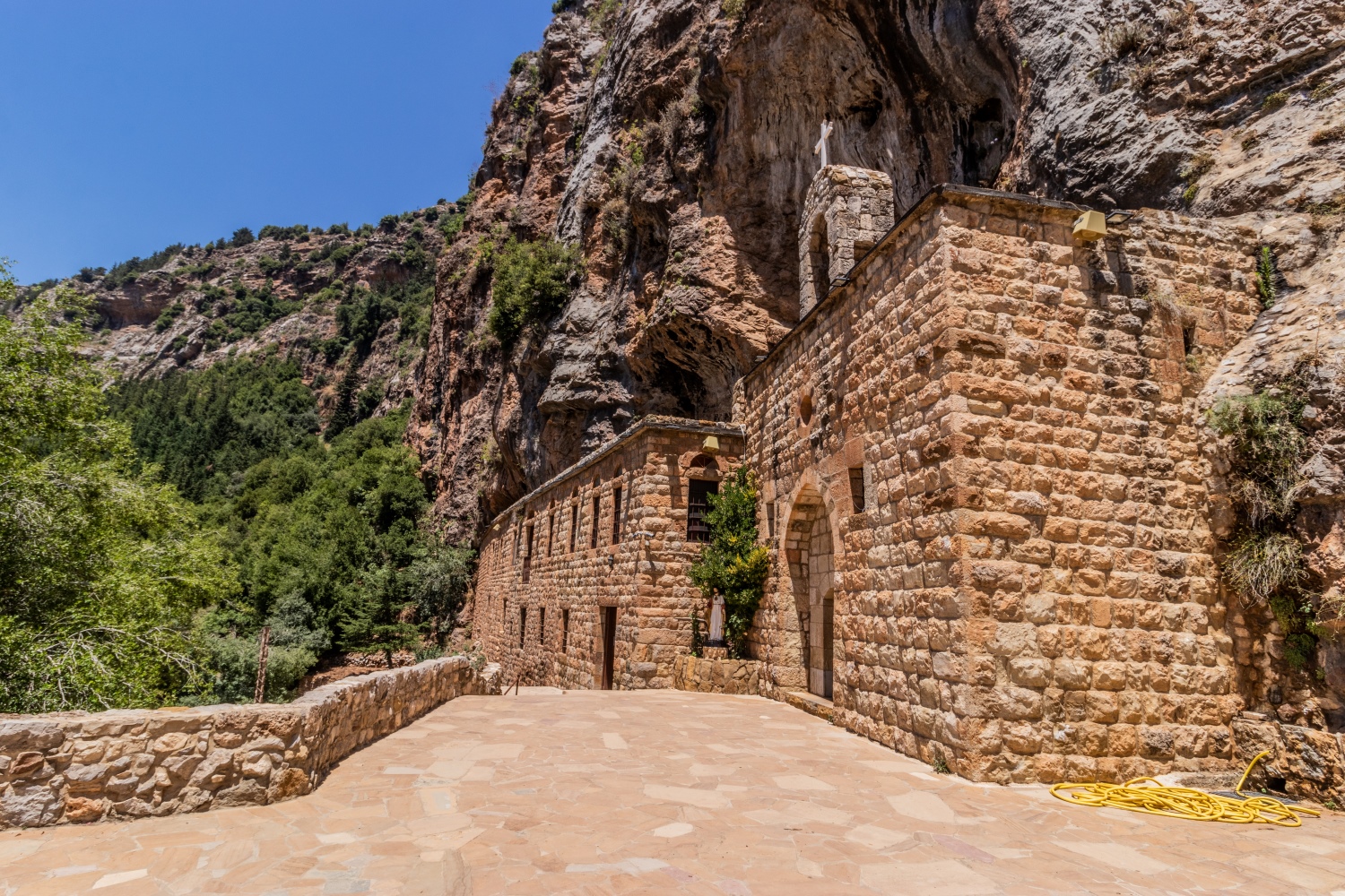 カディーシャ渓谷（聖なる谷）と神の杉の森（ホルシュ・アルツ