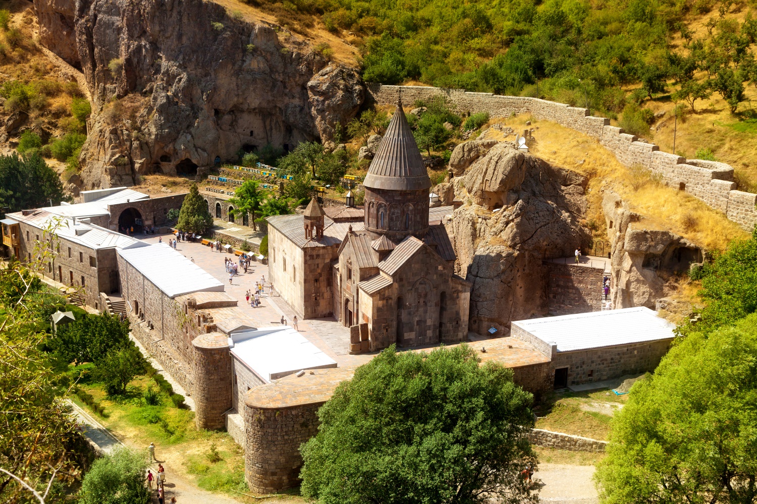 ゲガルト修道院とアザート渓谷上流域