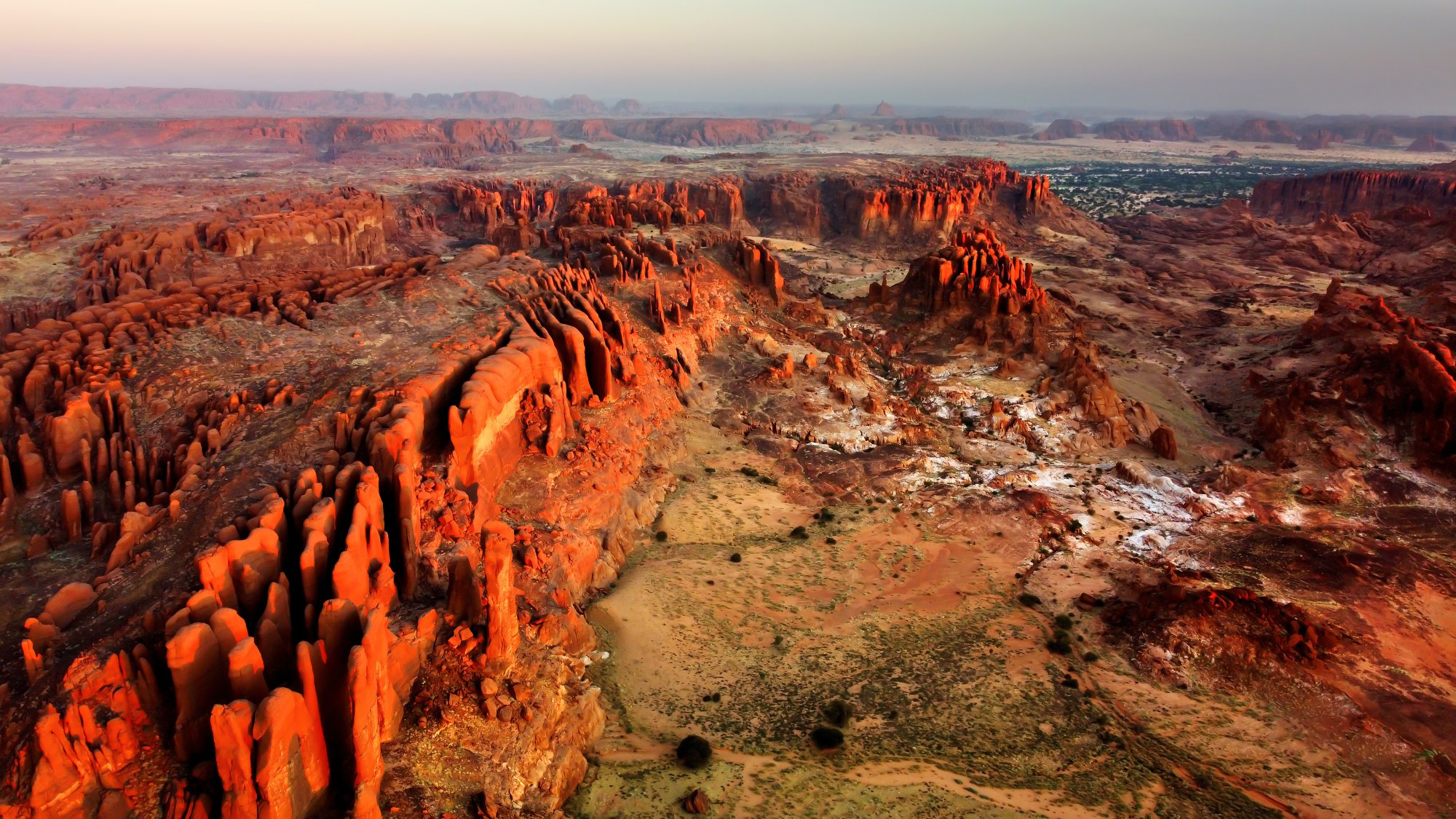 エネディ山塊：自然的・文化的景観