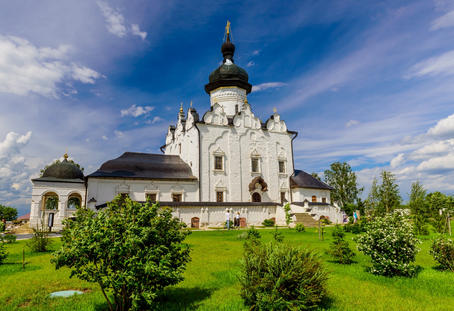 スヴィヤジツクの集落島にある生神女就寝大聖堂と修道院