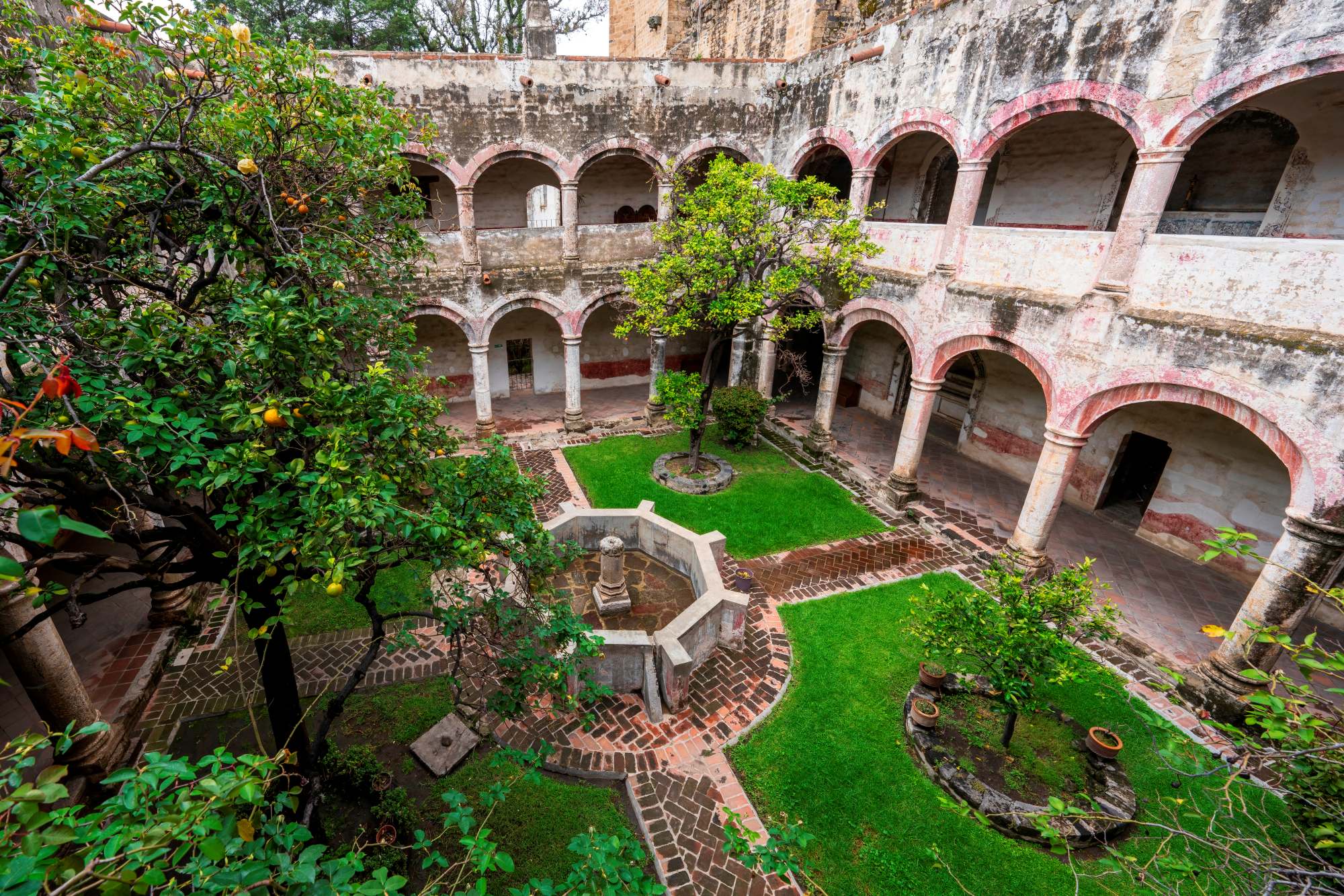 ポポカテペトル山麓の16世紀初期の修道院群